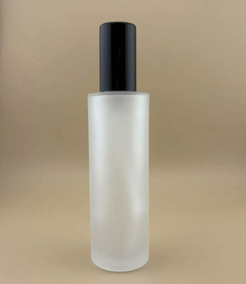 Matte transparente Glasflasche mit schwarzer Behandlungspumpe für Kosmetika