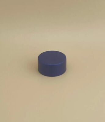 Fein gestaltete dunkelblaue Plastikkappe für Hautpflegeflaschen