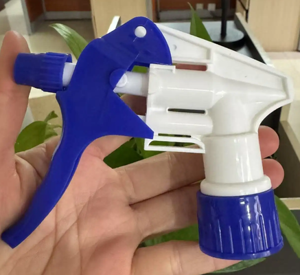 Weißer und blauer großer Auslöser für Pumpsprüher zum Bewässern