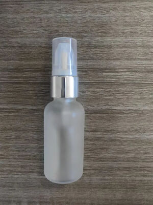 Farbenfrohe Glasflasche mit Cremepumpe