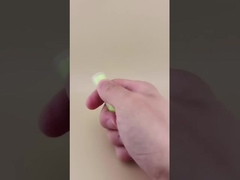 Grüne kleine Lippenbalsam-Verpackung mit geriffelter, transparenter Kappe für Lippenstifte