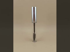 Wimpernbürste mit silberner Schraubkappe für Frauen