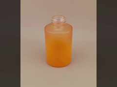 Neue Flasche mit orangefarbenem Gürtel zum Einweichen von Lotion
