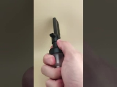 Zart gestaltete schwarze Plastik-Pumpen für Haarschutz