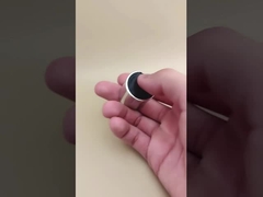 Silberne Aluminium-Kunststoff-Runde Glatte Kappe mit schwarzem Knopf für Hautpflegeflaschen