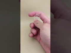 Kleine, durchsichtige, runde, geribte Plastikkappe für Kosmetikflaschen