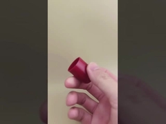 Schön gestaltete rote Plastikkappe für Hautpflegeflaschen