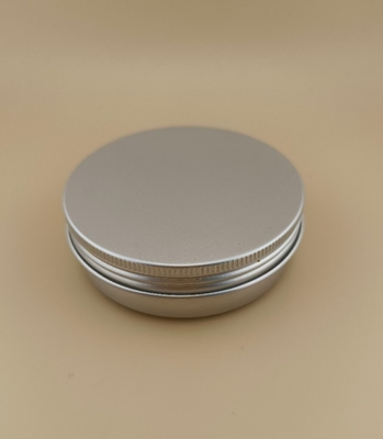 Großer silberner Aluminiumkoffer mit Schraubkappe für Kosmetika