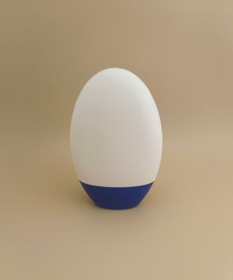 Weiße, glatte Plastikflasche mit blauem Deckel für Shampoo