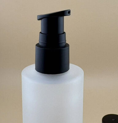 Matte transparente Glasflasche mit schwarzer Behandlungspumpe für Kosmetika