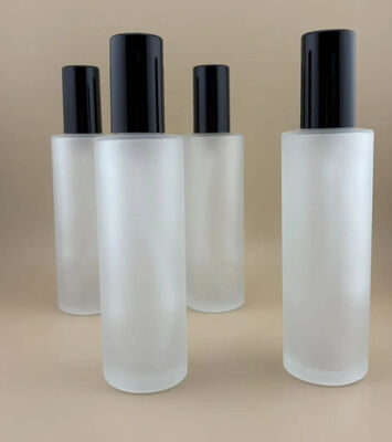 Matte transparente Glasflasche mit schwarzer Behandlungspumpe für Kosmetika