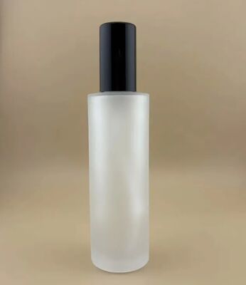 Matte transparente Glasflasche mit schwarzer Behandlungspumpe für Kosmetika