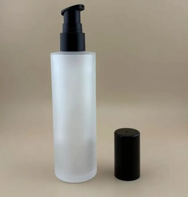 Matte transparente Glasflasche mit schwarzer Behandlungspumpe für Kosmetika