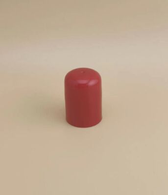 Schön gestaltete rote Plastikkappe für Hautpflegeflaschen