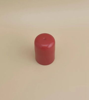 Schön gestaltete rote Plastikkappe für Hautpflegeflaschen