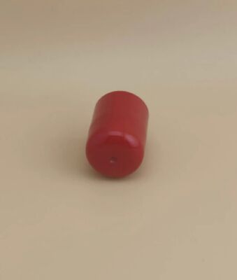 Schön gestaltete rote Plastikkappe für Hautpflegeflaschen