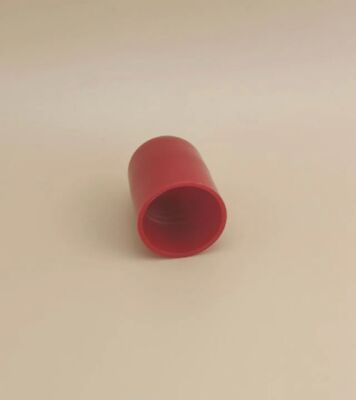 Schön gestaltete rote Plastikkappe für Hautpflegeflaschen