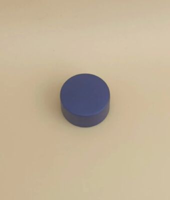 Fein gestaltete dunkelblaue Plastikkappe für Hautpflegeflaschen