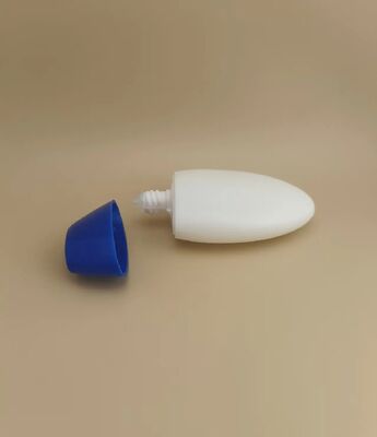 Weiße, glatte Plastikflasche mit blauem Deckel für Shampoo