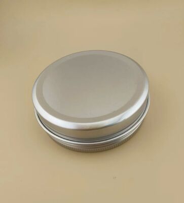 Großer silberner Aluminiumkoffer mit Schraubkappe für Kosmetika