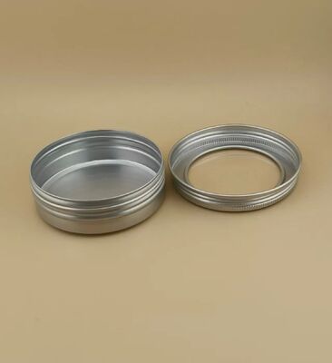 Großer silberner Aluminiumkoffer mit klarer Schraubkappe für Kosmetika
