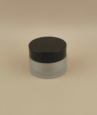 Durchsichtige Gläserkreme mit schwarzem Schraubdeckel für weibliche Lotion