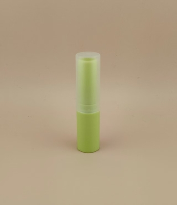 Grüne kleine Lippenbalsam-Verpackung mit geriffelter, transparenter Kappe für Lippenstifte