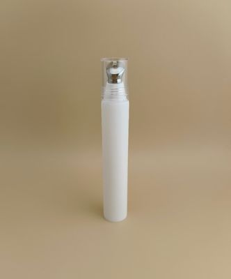 Fein gestaltete weiße Plastikröhre für die Hautpflege