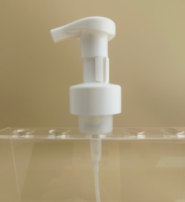 Zartes Design, weißer Kunststoff, großer Schaumsprühkopf für Shampooflaschen