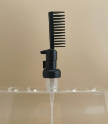 Zart gestaltete schwarze Plastik-Pumpen für Haarschutz