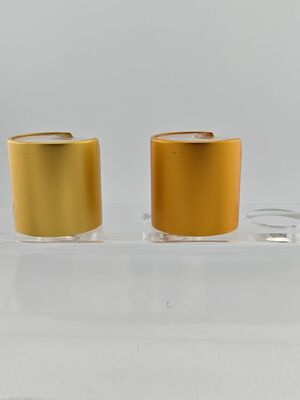 Gelbe Aluminium-Kunststoff-Runde Glatte Kappe mit klarem Knopf für Hautpflegeflaschen